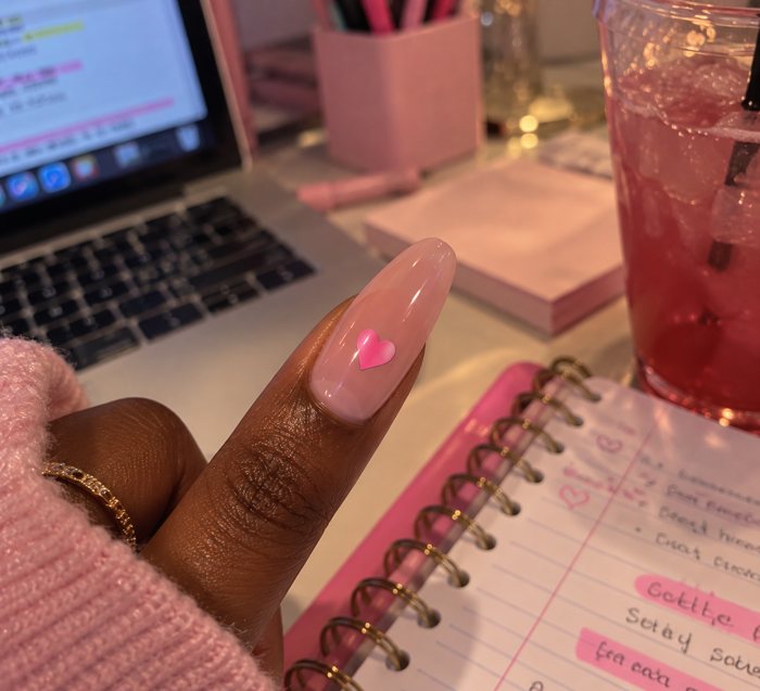 Sticker cœur rose sur l'ongle
