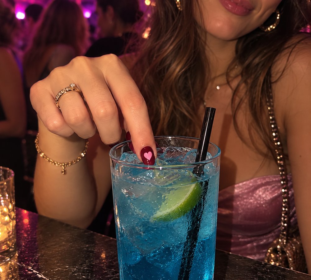 Doigt trempé dans le verre